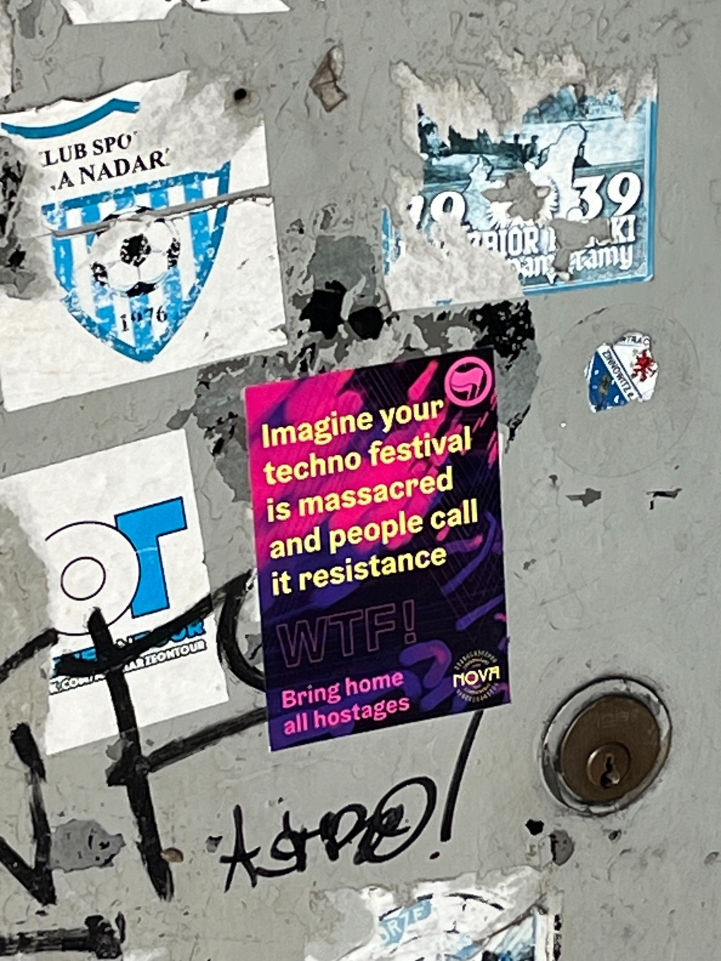 Sticker mit der Aufschrift „Imagine your techno festival is massacred and people call it resistance
WTF! Bring home all hostages“