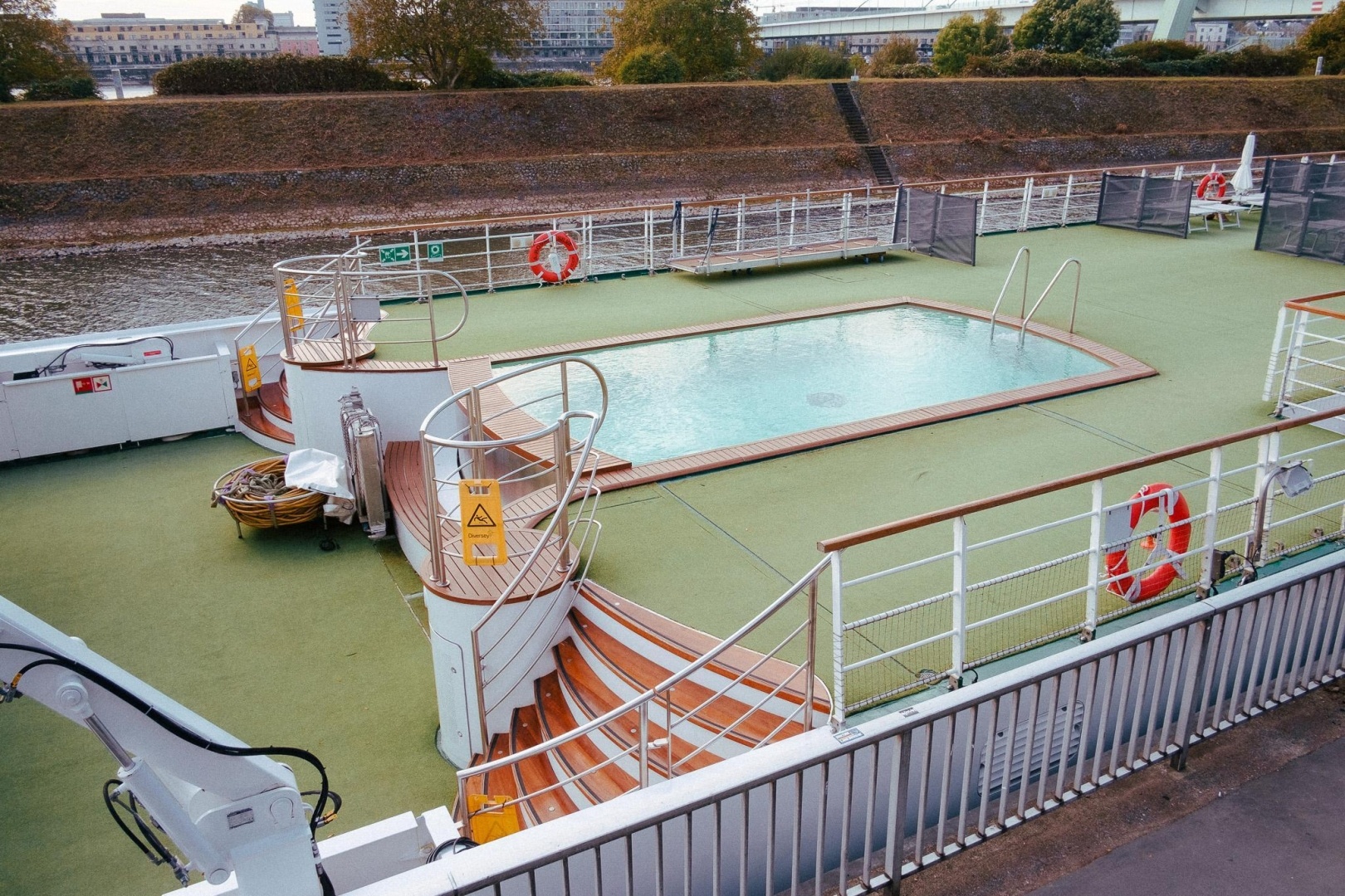 Pool auf einem Flussschiff in Köln Deutz im Winter