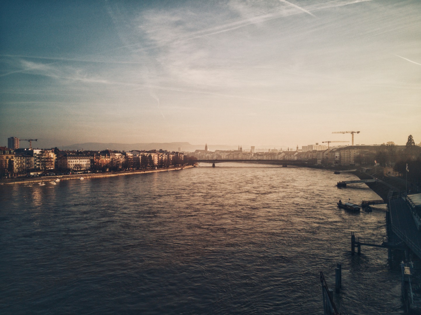 rhein mit der skyline von basel