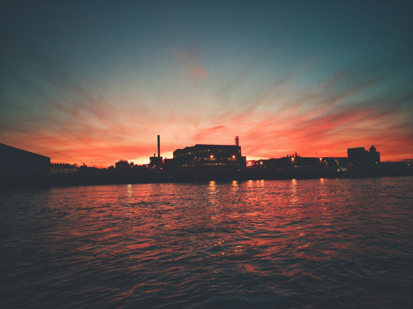 sonnenuntergang fotografiert vom ufer des rheins in basel