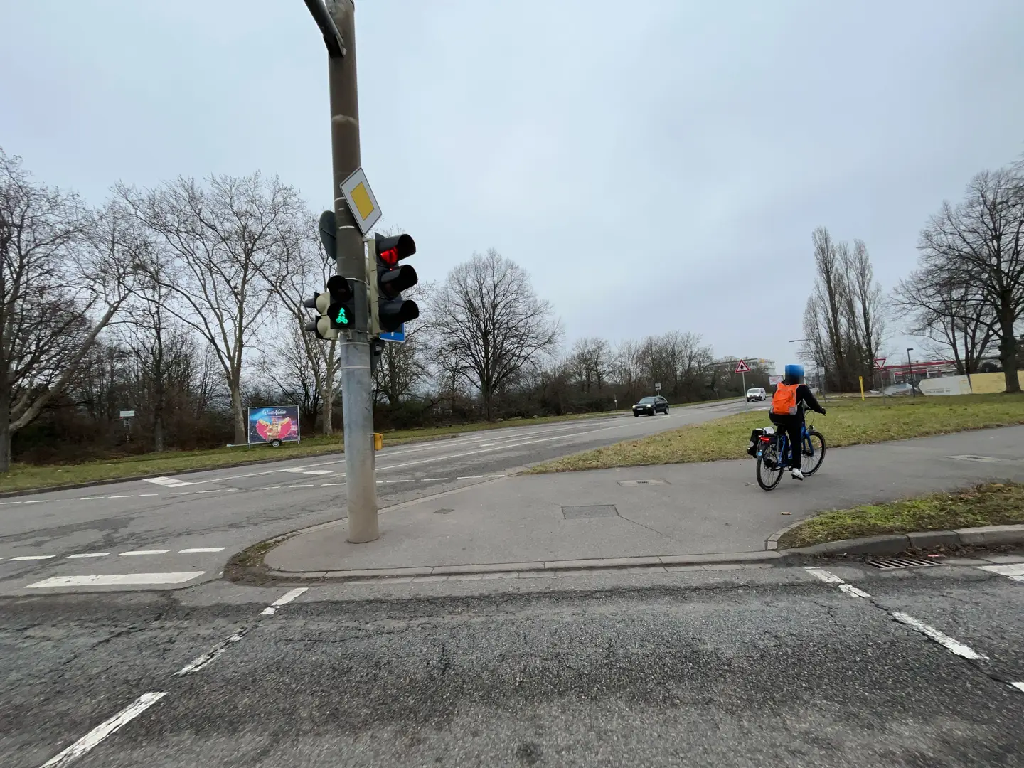 Links auf die Straße oder rechts herum?