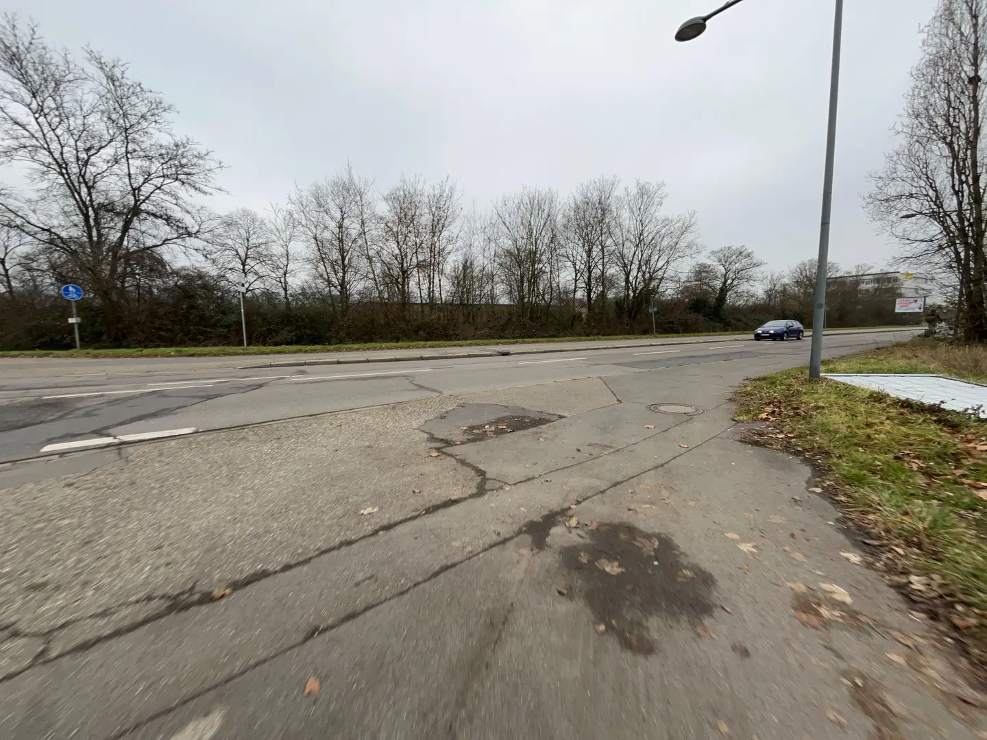 Auf die Pleikartsförster Straße oder auf dem Fußweg?