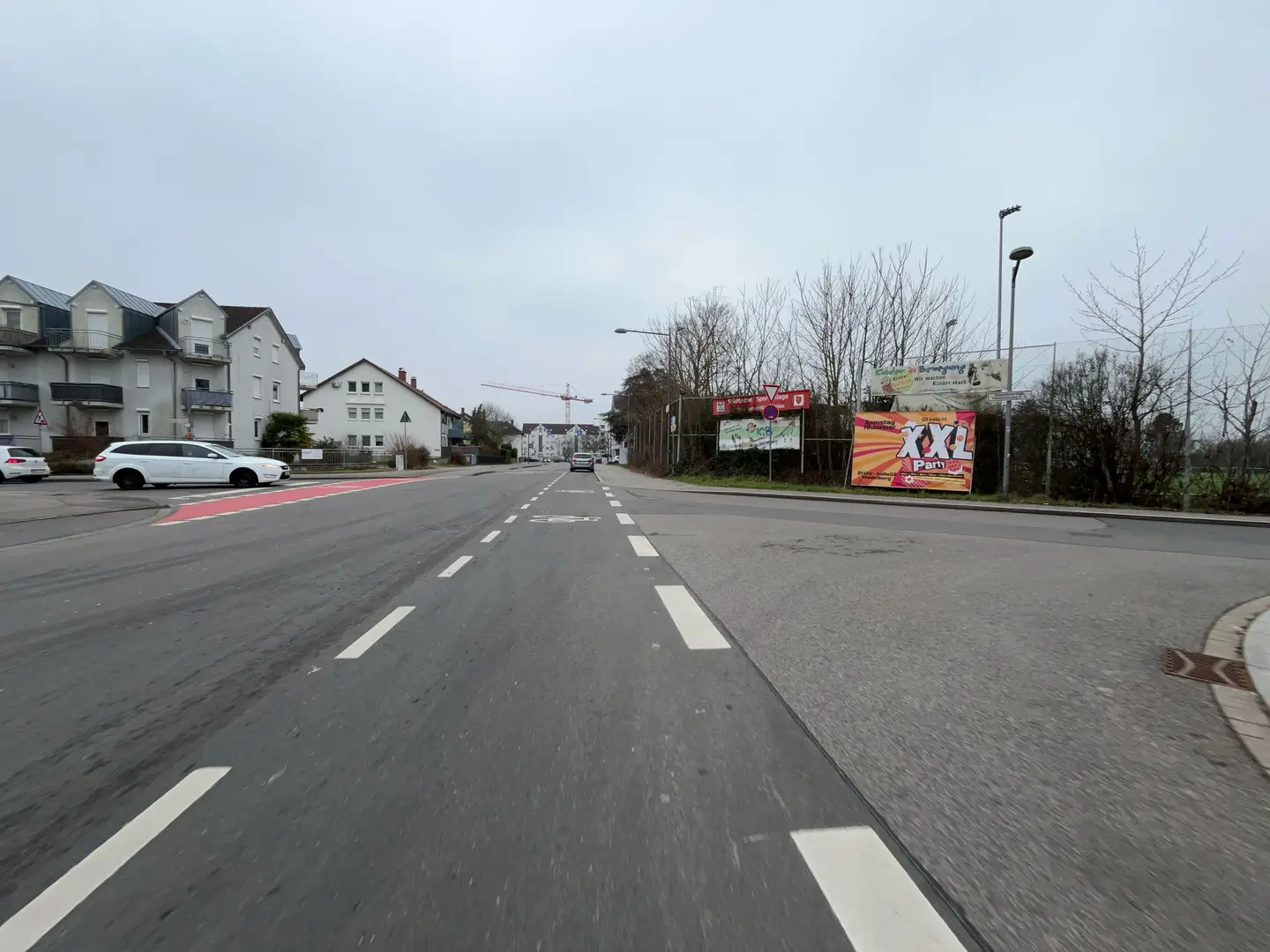 Kreuzung und Ende des Radwegs