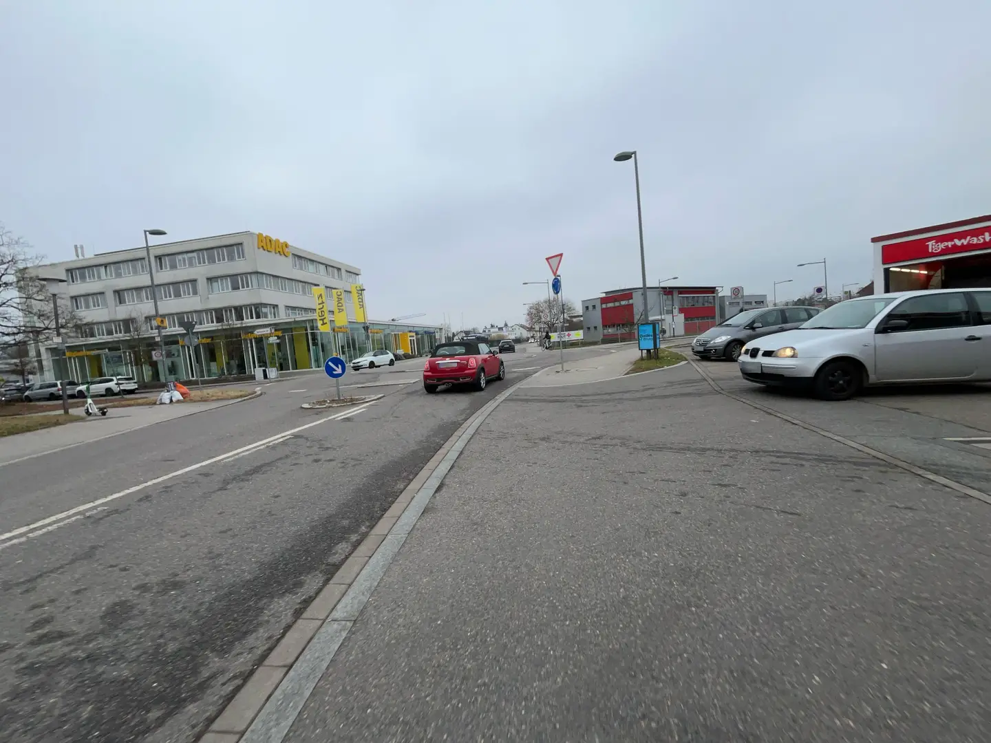 Ein- / Ausfahrt an der Tankstelle