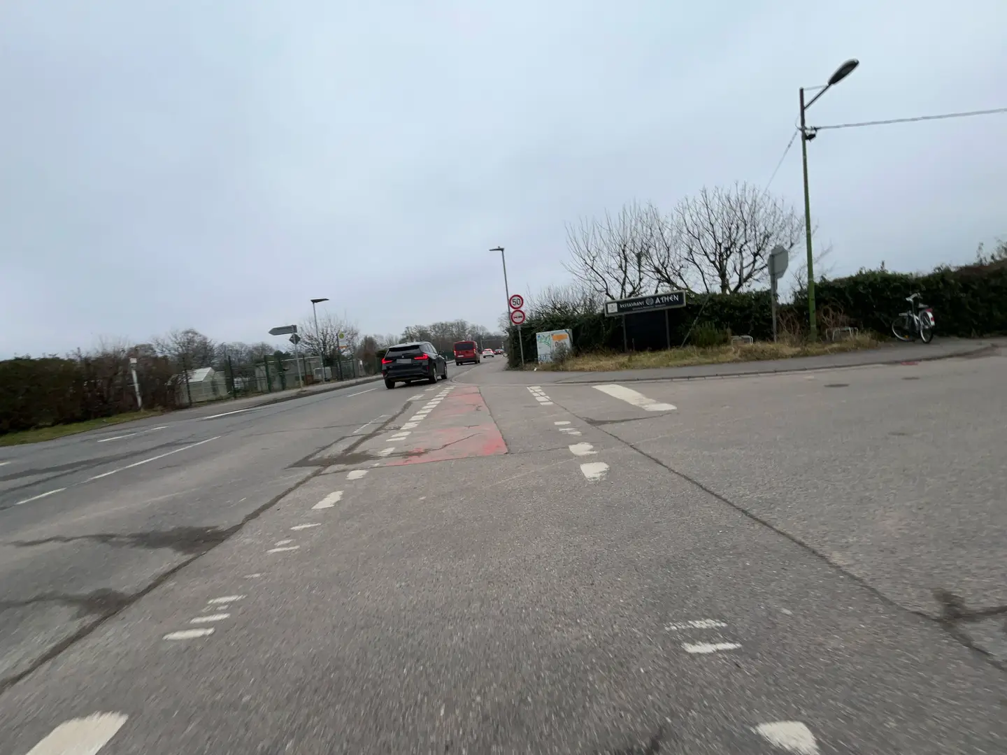 Oftersheimer Weg Fahrbahnmarkierung