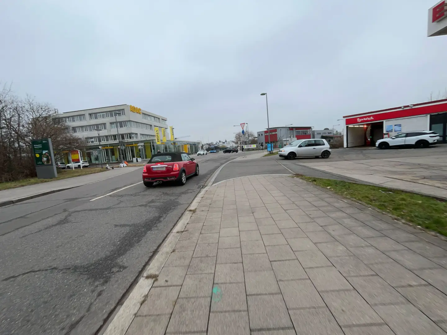 Ein- / Ausfahrt an der Tankstelle