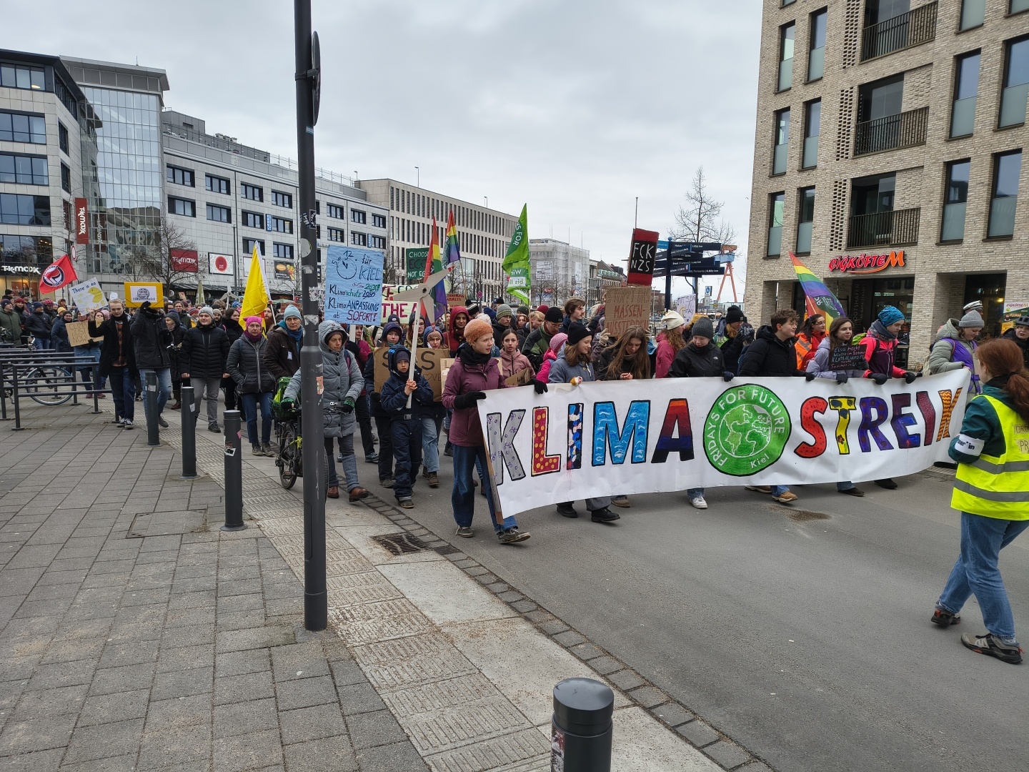 Demo mit Klimastreik-Transparent an der Ecke Holstenbrücke/Andreas-Gayk-Straße