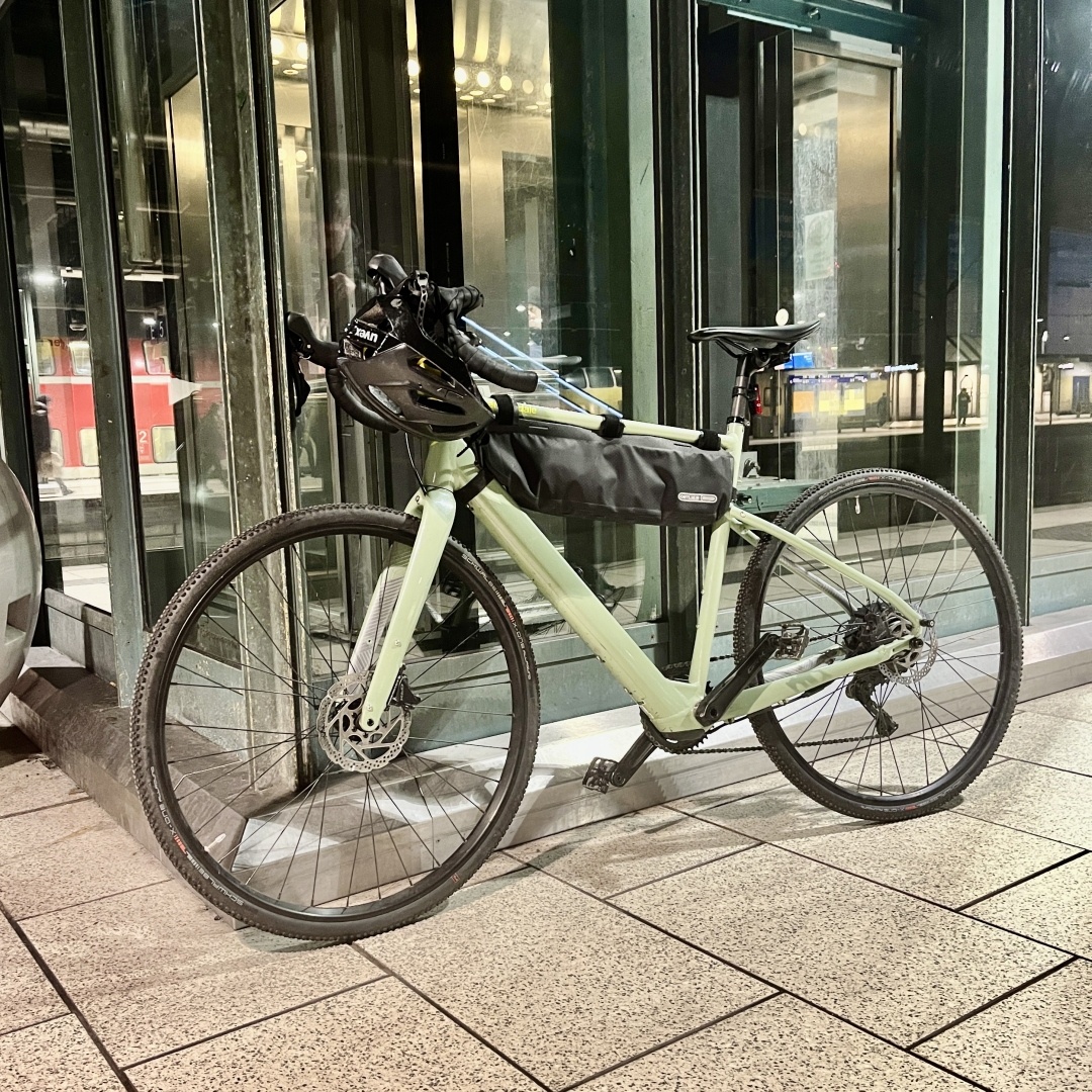 Ein Canondale eGravelbike an einem Bahnhofsaufzug