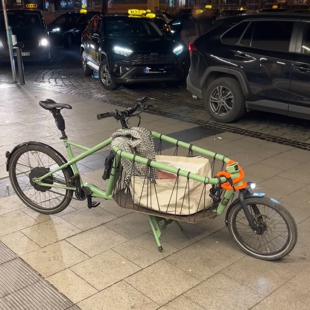 Mein CargoBikeMonkeys eRadlader am Taxistand des Kieler Hauptbahnhofs